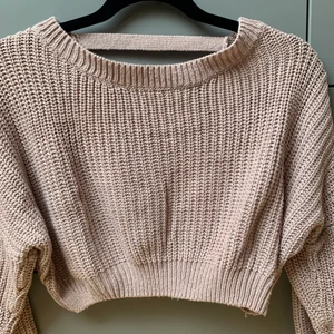 Rosa stickad tröja - Croppad stickad smutsrosa tröja. Använd enstaka gånger. KÖP INTE DIREKT!