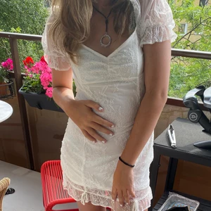 Vit klänning i spets  - Jättefin klänning som kan användas till en fin och varm sommardag. Jätte fint skick. Är 168 cm. Kan skickas köparen betalar frakten.