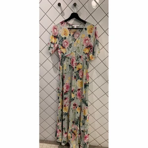 Klänning - Lång sommarklänning som endast använts under ett par timmar. Storlek 36. Nyskick. 100% viscos.