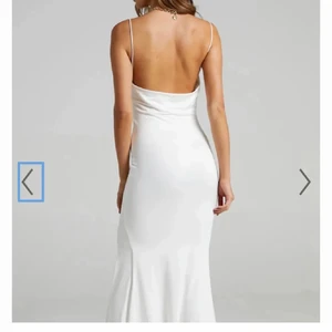 Klänning - säljer min jättefina, somriga klänning. Den är bekväm och formar kroppen så fint! Jag köpte den oanvänd här på Plick men den är från märket showpo. Jag har bara testat klänningen och den var tyvärr för kort på mig som är 184. Frakt tillkommer!💕