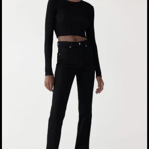 Zara split jeans  - 💫 skriv till mig för egna bilder 💫 Ett par superfina svarta zara jeans som tyvärr har blivit för små för mig. Använt cirka 5 gånger ⭐️ en av öglorna till skärpet hade lossnat på ena sidan när jag fick dem men orkade inte lämna tillbaka då❤️