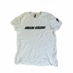 vit billie eilish t-shirt - vit billie eilish t-shirt, hör av dig vid intresse! ❤️
