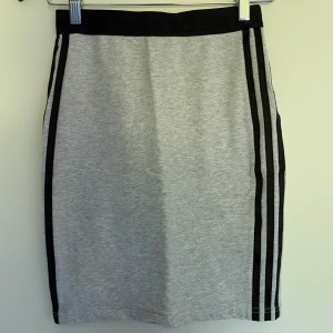 adidas kjol  - snygg adidas kjol, använd bara ett fåtal gånger