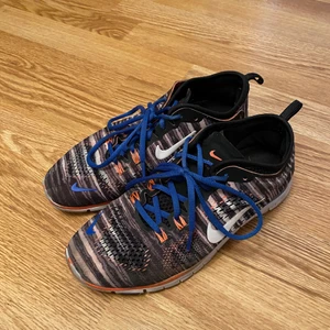 Nike träningsskor  - Säljer träningsskor från Nike i storlek 38. Frågor? Skicka meddelande! 🥰 Köparen står för frakt!