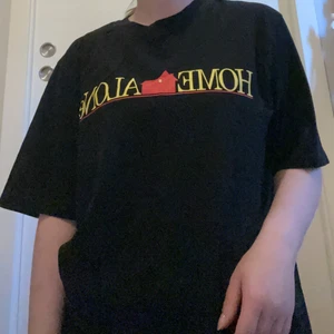 H&M oversized t-shirt strl L - Oversized t-shirt från H&M med home alone tryck som ej använts särskilt mycket. Jag är 158cm och detta blir mer av en t-shirt klänning för mig