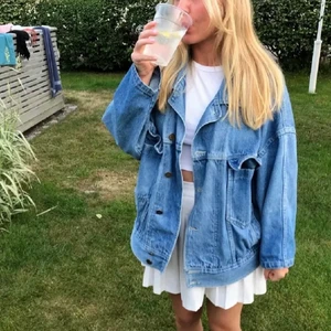 S/M - Säljer den här jeansjackan för att den inte sitter så bra på mig, använd några gånger och köpt här på Plick.