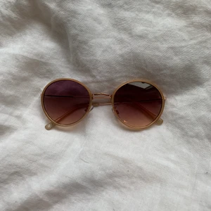 Solglasögon  - Solglasögon från H&M, i superfint skick 💖