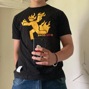 Skate Tee - Limited t-shirt, bara 500 gjorda! Skön passform, snyggt tryck! Storlek L men sitter lite mindre! Skriv för mått eller fler bilder!