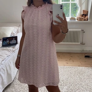& other stories klänning - Säljer min jättesöta sommarklänning från & other stories! 