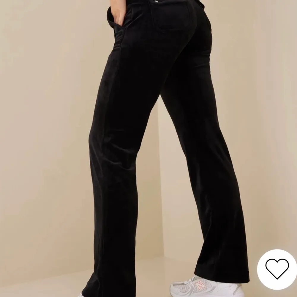 Säljer mina jättefina juicy i storlek XS då jag vill köpa ett par i mindre storlek, använda en del men inte slitna eller sönder nånstans🫶🏼 köparen står för frakten, kom priv för frågor!! Lägger upp igen pga av många ville köpa! ⚠️Tryck inte på köp nu⚠️ . Jeans & Byxor.