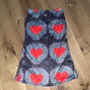 Kjol - Hej! Säljer denna medellånga kjolen med coolt populärt tryck! Helt oanvänd och i nyskick!  skickar bild när jag postar:)