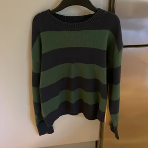 Fake brandy melville tröja💞 - Säljer då den inte är min stil, köpte för cirka 300kr på shein. Kan möttas up i slussen, medis, söder ele medis!💞 strl s-m 