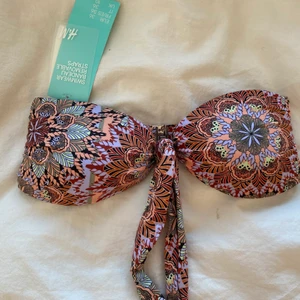 Mönstrad bikini - Säljer denna jättefina bikini då den var för liten.  strl 36,  ny med prislapp på💓