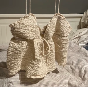 Topp i linnetyg från Zara - Topp i linne från Zara. Storlek S och helt oanvänd. ‼️Säljer på grund av oseriöst bud ‼️ Denna topp är endast tillgänglig för seriösa köpare ‼️ Vill ni ha en mer detaljerad beskrivning av plagget, kolla den första annonsen jag la ut. 