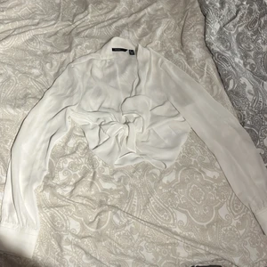 Vit blus  - Säljer denna söta blusen från vero moda. aldrig använd, storlek s