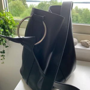 Stor handväska  - Stor handväska som går att justera längden på axelremsbandet då jag tagit bort en söm på ringen så den går att byta. 