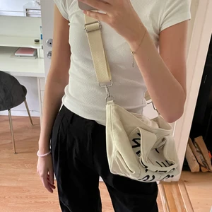 Zara väska!🤩 - Säljer denna väskan från zara, den är knappt använd så i väldigt bra skick! Pris från 60💕 Hör av er vid frågor, köparen står för frakten!