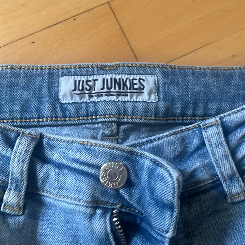 Säljer ett par jeans i storlek 28/32 och är nästa oanvända. Använd nån enstaka gång bara. Jeans & Byxor.