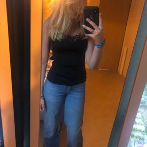 Jeans från Zara - Snygga jeans från zara! Sitter perfekt på mig som är 173. Köpta för 400kr🌟