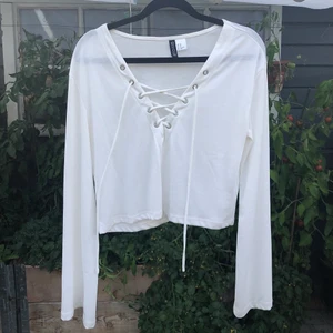 H&M topp  - Vit urringad topp med långa utsvängda armar🦋⠀⠀⠀⠀⠀⠀⠀⠀ Tyvärr för liten för mig nu