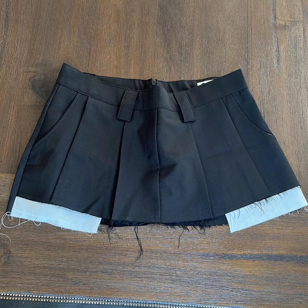 Säljer helt ny och oanvänd kjol från source unknown i storlek S. Passar främst de som har XS-S i underdelar då den är ganska liten i storleken . Kjolar.