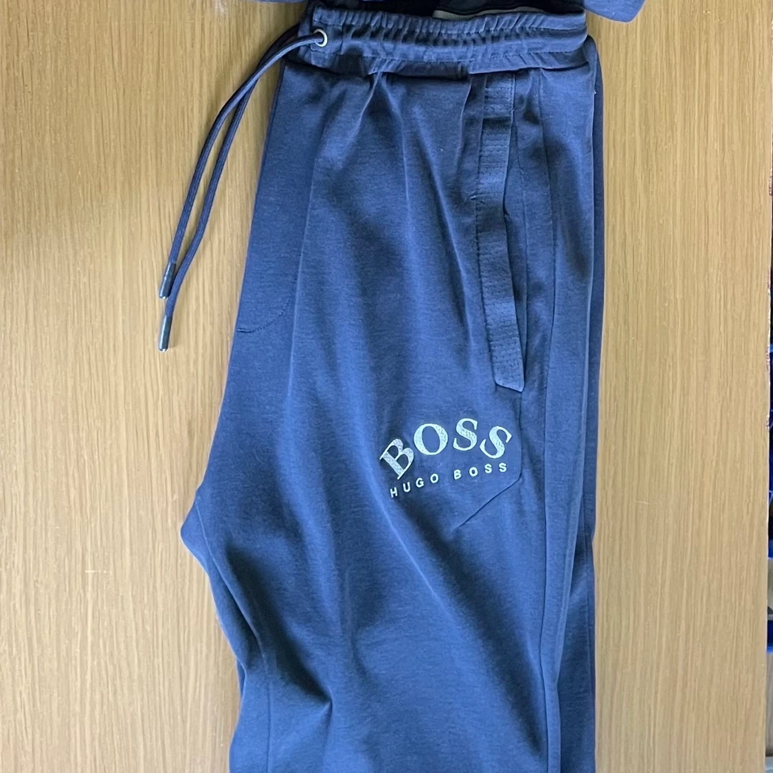 HUGO BOSS DRESS/TRACKSUIT - 90