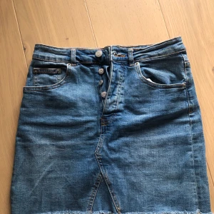 Jeanskjol  - Jeanskjol från Gina tricot  Storlek 38  Fint skicka utan anmärkning 