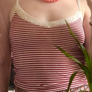 Pippilinne - Gulligt vitt o rött randigt linne