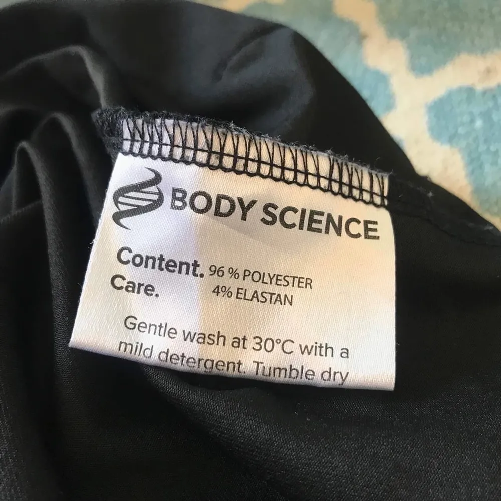 Svart technical träningshoodie från Body Science size small. Plagget är i ett mycket bra skick, var god se bilder.. Hoodies.