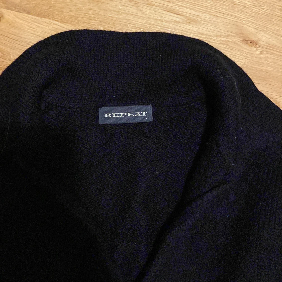 Svart tjocktröja från Repeat i merionoull stl S - 91