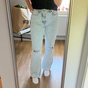 Jeansen är från bikbok och är använda en gång då trasiga jeans inte riktigt är min stil. De är i nyskick!🦋 storlek w30 l32 Köpta för 599, kom med förslag på pris i kommentarerna eller privat till mig!🥰