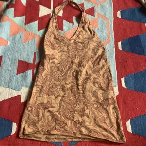 Moten halterneck klänning - Knappt använd, halterneck klänning från motel i storlek M, men ganska kort på mig som är 174cm.