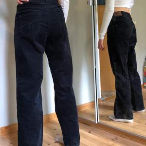 Fräscha lågmidjade jeans från Esprit! Inte använda särskilt mycket, så i bra skick. Köparen står för frakten 🚙.  Hon på bilden har storlek XS men som man ser är de lite stora. De är i storlek 42 (F/EU).  