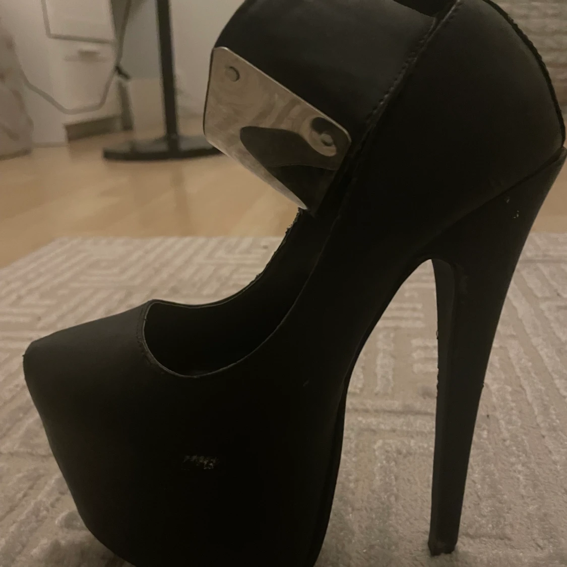 Höga svarta klackar