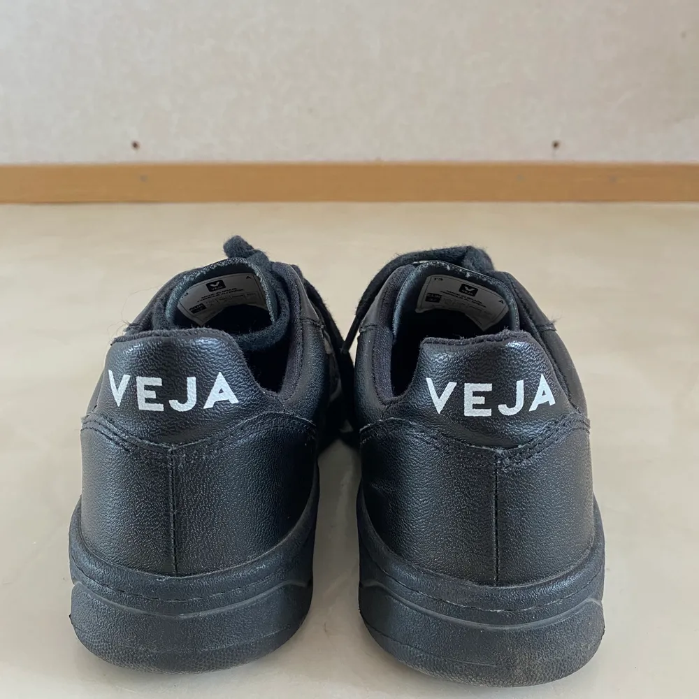 Selling my vegan veja shoes because they fit a bit too tight for me. I used them like 3-4 times only so they are almost new. New price is about 1000sek. . Skor.