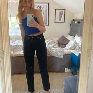 Jeans - Ett par svara jeans från nakd. Dom är väldigt stretchiga och sköna men kommer tyvärr inte till användning. Jag är 163cm och dom går till ankeln på mig💞 80kr+ frakt på 57kr