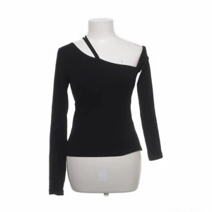 Assymetrisk svart topp - INTRESSEKOLL på en svart fest topp som är assymetrisk . Väldigt cool och unik, fr NAKD!