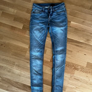 Tiger of Sweden Jeans - Superfina Tiger of Sweden jeans i mellanblå färg. 