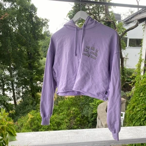 DrDenim Cropped Hoodie - Hoodien är stor i storleken och passar S-L beroende på önskad passform. Jag har vanligtvis M-XL 