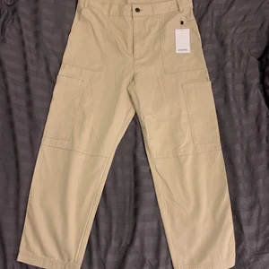 Cargobyxor - Sprillans nya beiga cargobyxor från Monki 🫶🏻 köpta för 300kr