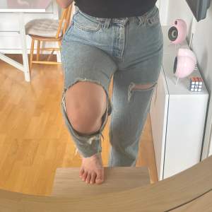 Levis jeans med hål i. St står ej