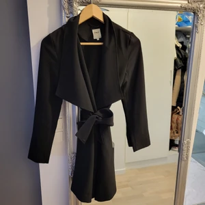 Kappa från only stl xs - Kappa från only perfekt för vår/höst.  Stl xs. Som ny