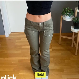 cargo byxor - säljer dessa as snygga byxor jag köpt på plick. dom passa nt mig jätte bra så därför säljer jag! jag är 165 och dom passa på längren perfekt även i midjan och jag är 81 i midjan typ runt om❤️