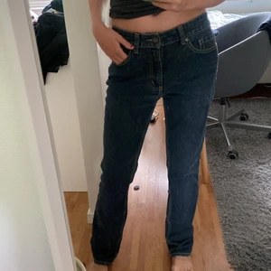 Lågmidjade vintage jeans från KappAhl - Säljer dessa snygga lågmidjade vintage jeans pga att de tyvärr inte kommer till användning. De är i mycket bra skick! Köparen står för frakt