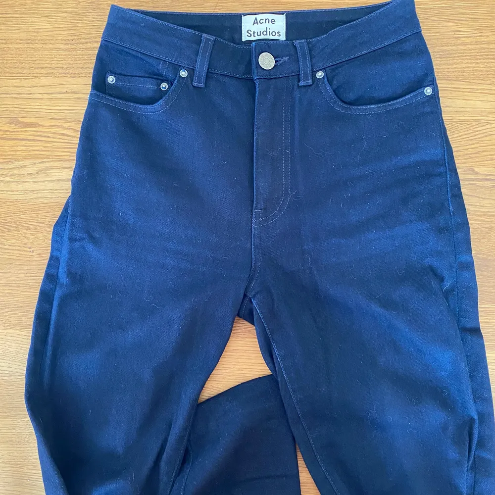 Sparsamt använda acnejeans i storlek 27/32. Tighta i modellen.. Jeans & Byxor.