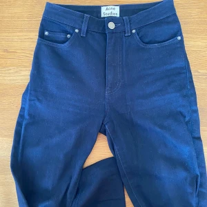 Acne Studios jeans  - Sparsamt använda acnejeans i storlek 27/32. Tighta i modellen.