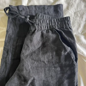 Linnebyxor - Säljer ett par svarta linne byxor. Dem e raka mot det större hållet i modellen och sitter jätte bra! 