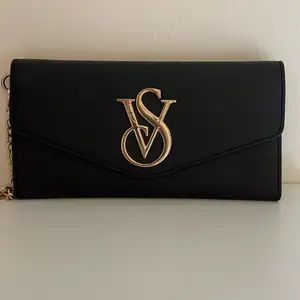 Väska från Victorias Secret i svart och guld. Kan mötas i Malmö annars står köparen för frakten 