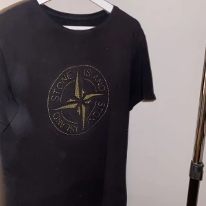 Vintage Stone island t shirt limited edition - Stone island limited edition 700kr varför jag säljer den så billigt är för jag haft Väldigt jobbigt med lappar i tröjor så klippt bort lapparna med annars väldigt snygg dma för med bilder och den är för stor