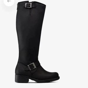 Johhny Bulls Bikerstövel i skinn - Säljer mina jättefina svarta Johhny bulls skor. Dom är i nytt skick och använda fåtal gånger. Super fina och fräscha 💗